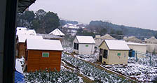 农庄小木房冬天雪景